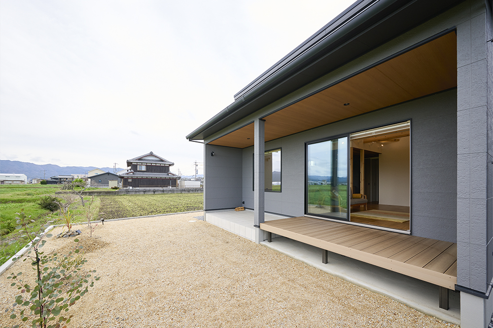 庭側から見たデッキ